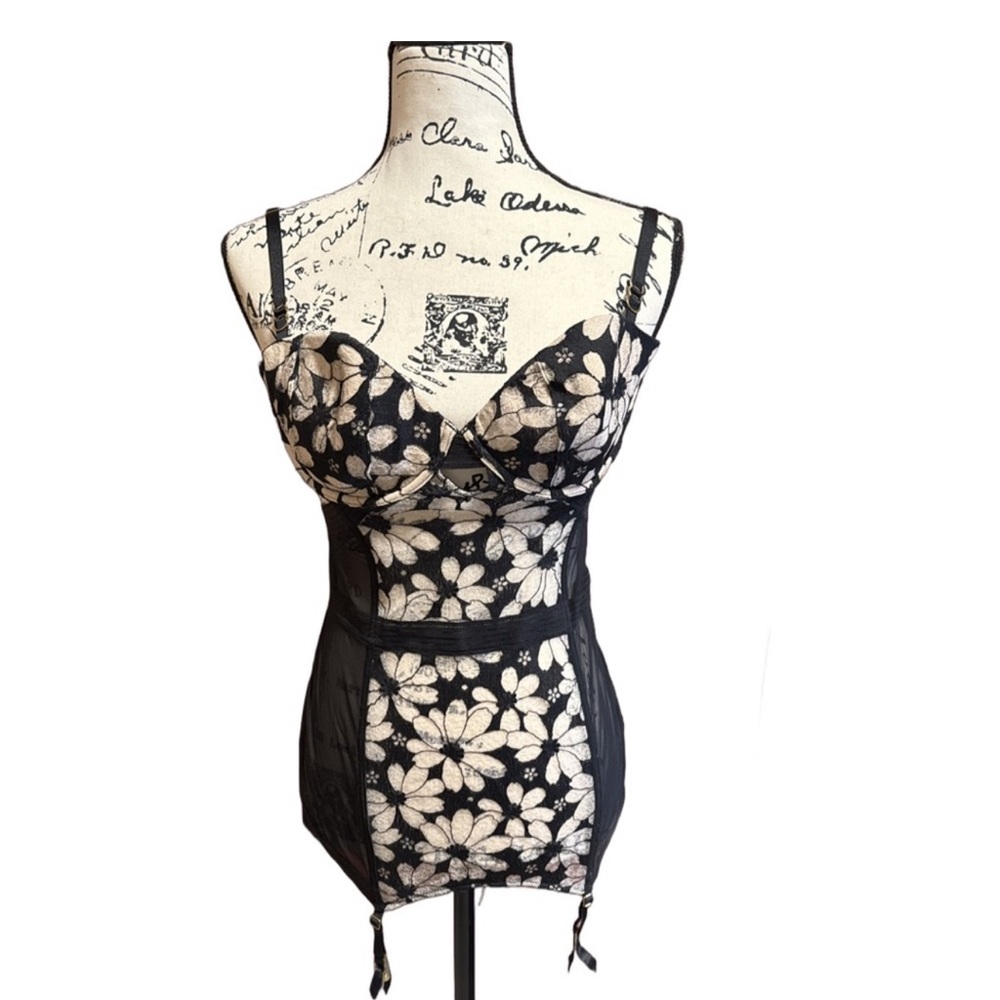 Victoria’s Secret Luxe Lace Teddy – Size 36D